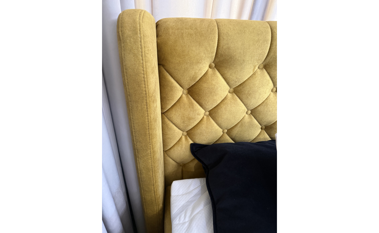 Letto boxspring MADISON – dettaglio della testiera capitonné in velluto ocra