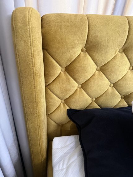 Boxspring-Doppelbett MADISON – sofort verfügbar – Detail des Capitonné-Kopfteils aus ockerfarbenem Samt