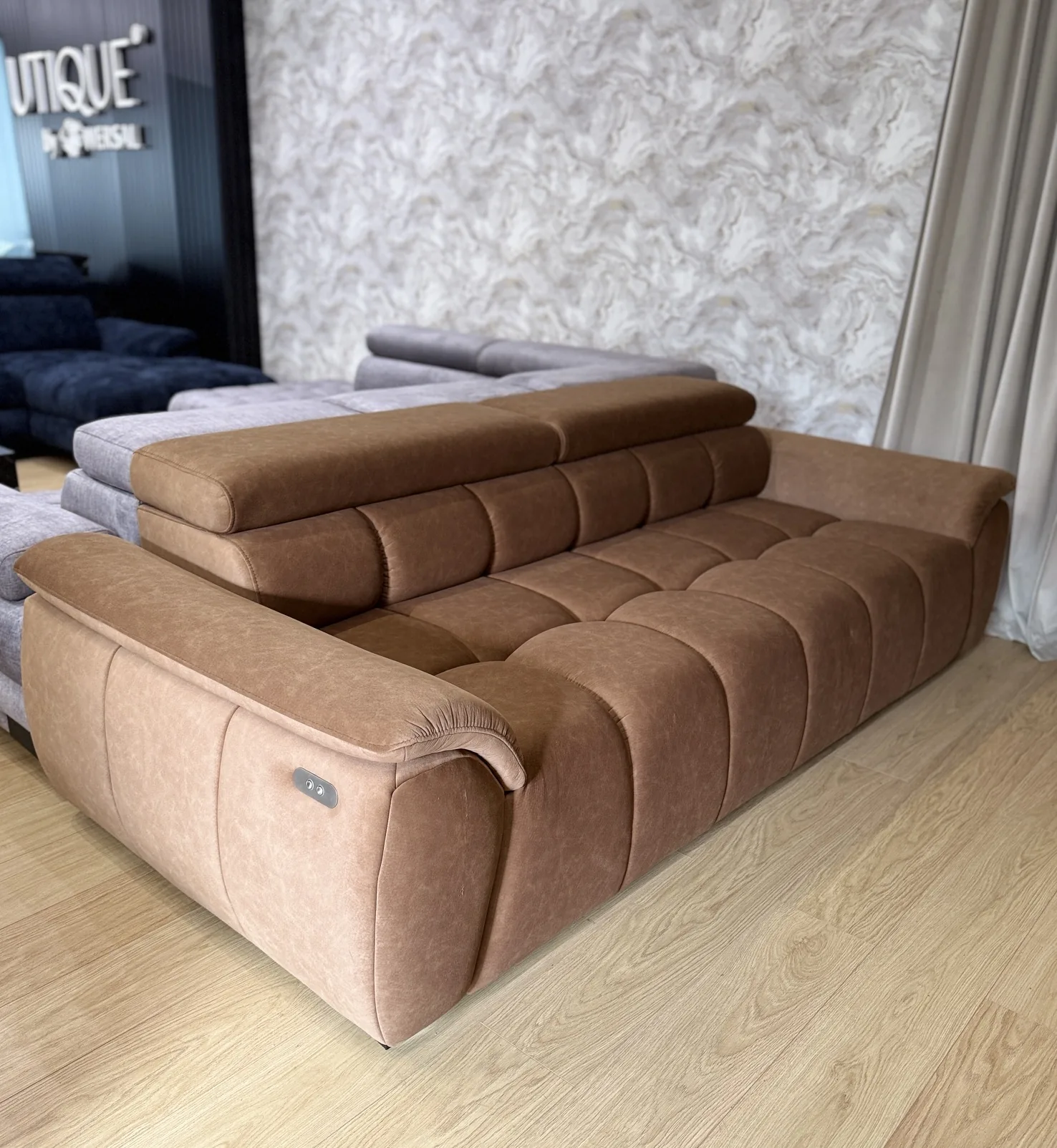 Divano 4 posti ALVIN con seduta elettrica – foto reale dell’esemplare disponibile subito, showroom Vikado Bolzano (4)