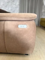 Divano 4 posti ALVIN con seduta elettrica – foto reale dell’esemplare disponibile subito, showroom Vikado Bolzano (6)