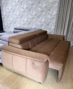 Divano 4 posti ALVIN con seduta elettrica – foto reale dell’esemplare disponibile subito, showroom Vikado Bolzano (10)