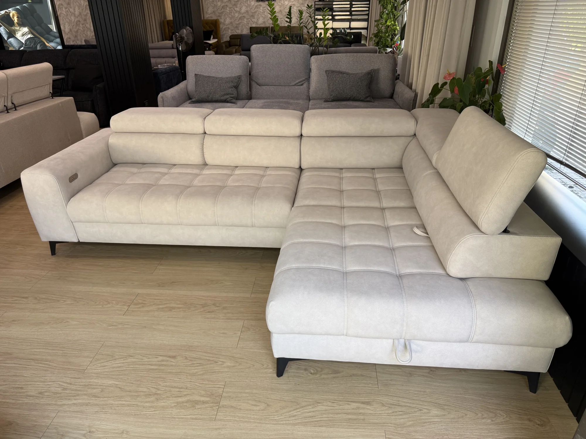 Relax-Ecksofa BAGGIO mit elektrischem Sitz – Originalfoto des sofort verfügbaren Exemplars, Showroom Vikado Bozen (3)