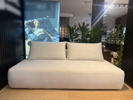 Schlafsofa BLOOM in Runo 6 – Originalfoto des sofort verfügbaren Exemplars, Showroom Vikado Bozen