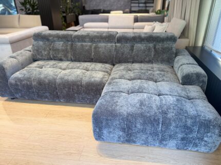Eckschlafsofa ENZO S in Dress Me 04 – Originalfoto des sofort verfügbaren Exemplars, Showroom Vikado Bozen