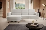 Relax-Ecksofa mit elektrischem Sitz ILUSIO – Funktion geöffnet, im Raum
