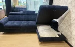 Eckschlafsofa mit Bettkasten LUGANO S in Marineblau – Originalfoto des sofort verfügbaren Exemplars, Showroom Vikado Bozen (2)