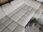 Eckschlafsofa mit elektrischem Sitz und Bettkasten – Detail, im Raum