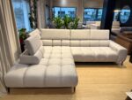 Relax-Ecksofa PLAZA L in Shanghai 12 Cement – Originalfoto des sofort verfügbaren Exemplars, Showroom Vikado Bozen