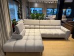 Relax-Ecksofa PLAZA L in Shanghai 12 Cement – Originalfoto des sofort verfügbaren Exemplars, Showroom Vikado Bozen (2)