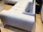 Relax-Ecksofa PLAZA L in Shanghai 12 Cement – Originalfoto des sofort verfügbaren Exemplars, Showroom Vikado Bozen (3)