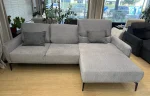 Divano angolare relax STORM MINI con i schienali traslanti – foto reale dell’esemplare disponibile subito, showroom Vikado Bolzano