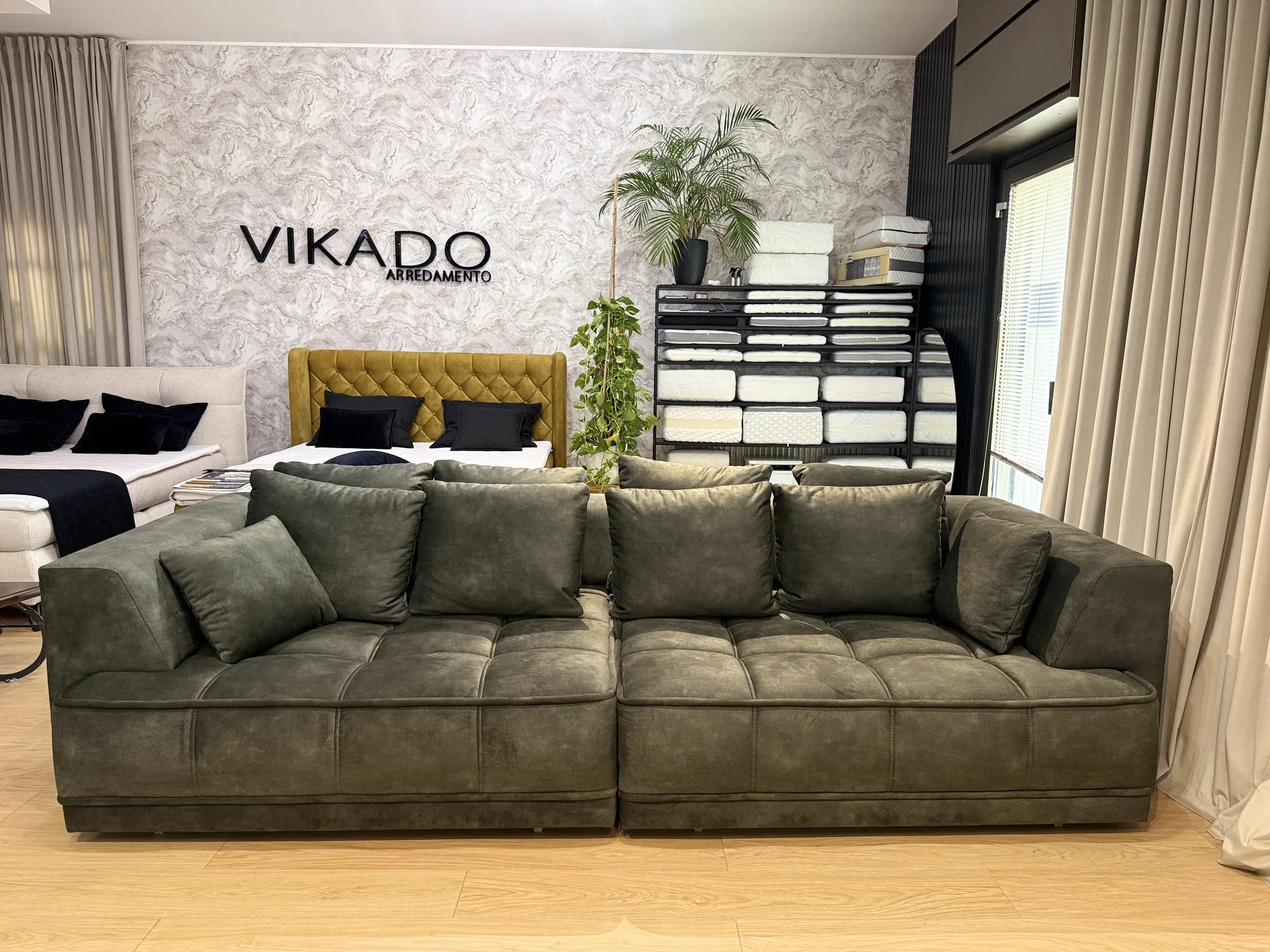 Sofa TIGA BIGSOFA grün Palladium 11 – Originalfoto des sofort verfügbaren Exemplars, Showroom Vikado Bozen (2)