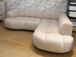 Ecksofa VELPA L in Jaguar 4 Linen – Originalfoto des sofort verfügbaren Exemplars, Showroom Vikado Bozen