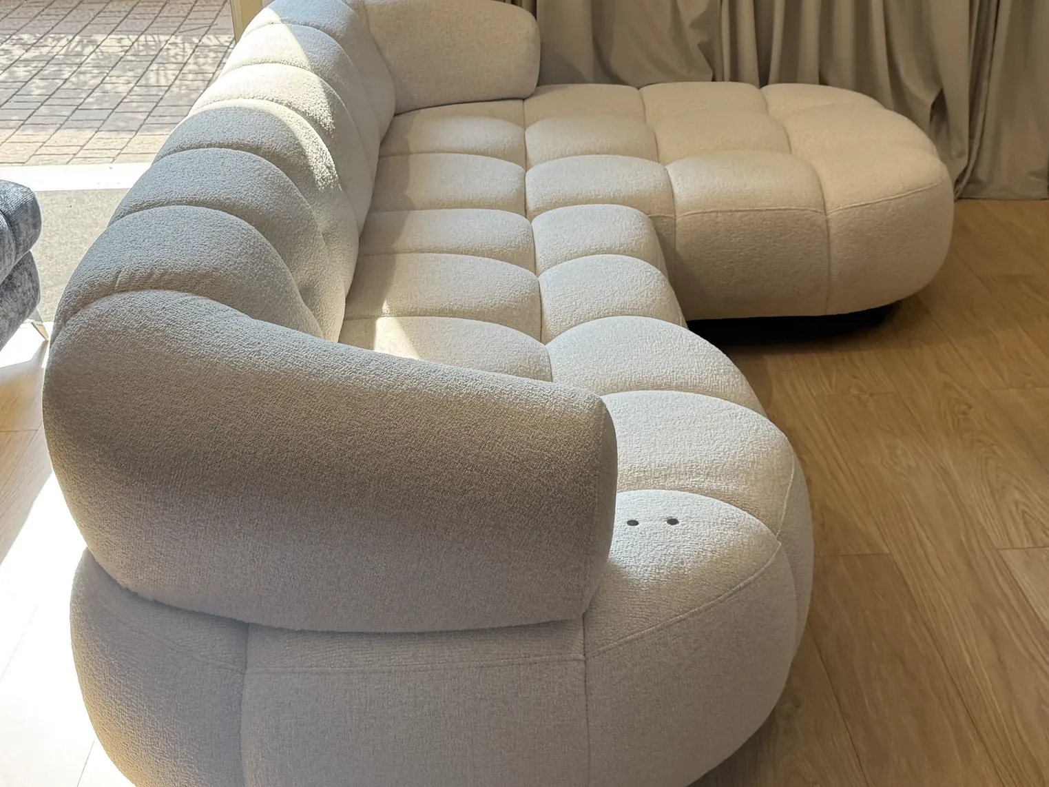 Ecksofa VELPA S in Puente – Originalfoto des sofort verfügbaren Exemplars, Showroom Vikado Bozen (2)